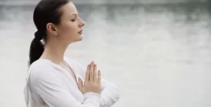 mulher faz meditação com o poder do silêncio