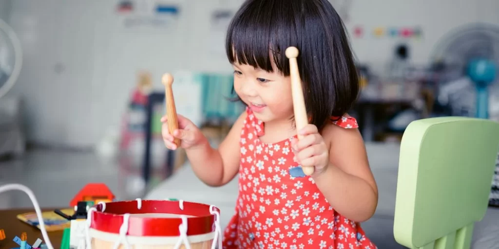 Menina pratica musicoterapia 