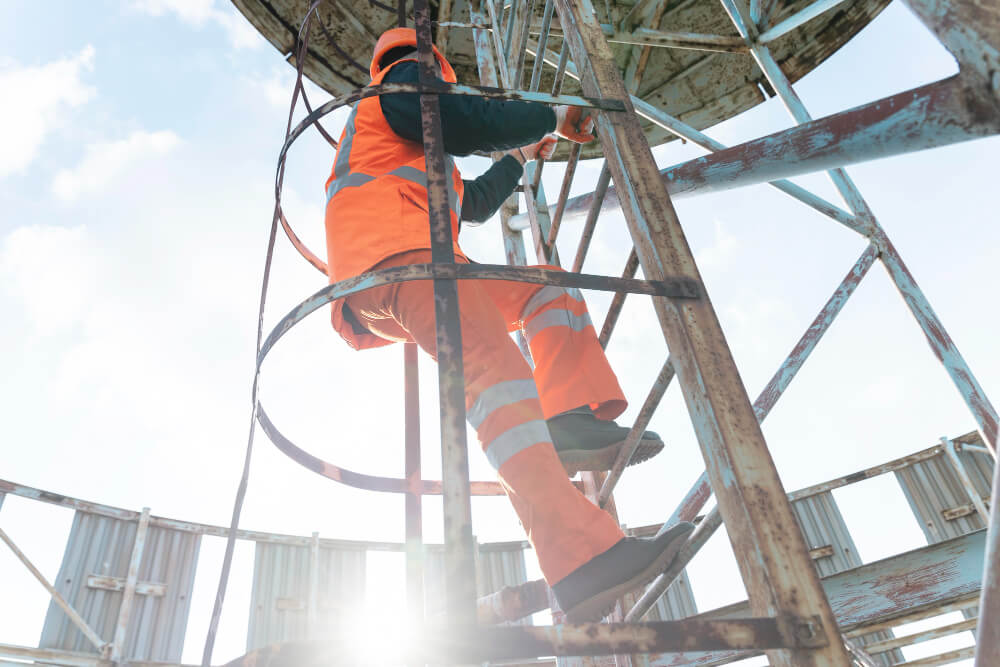 trabalho em altura homem-com-equipamento-de-seguranca-na-escada